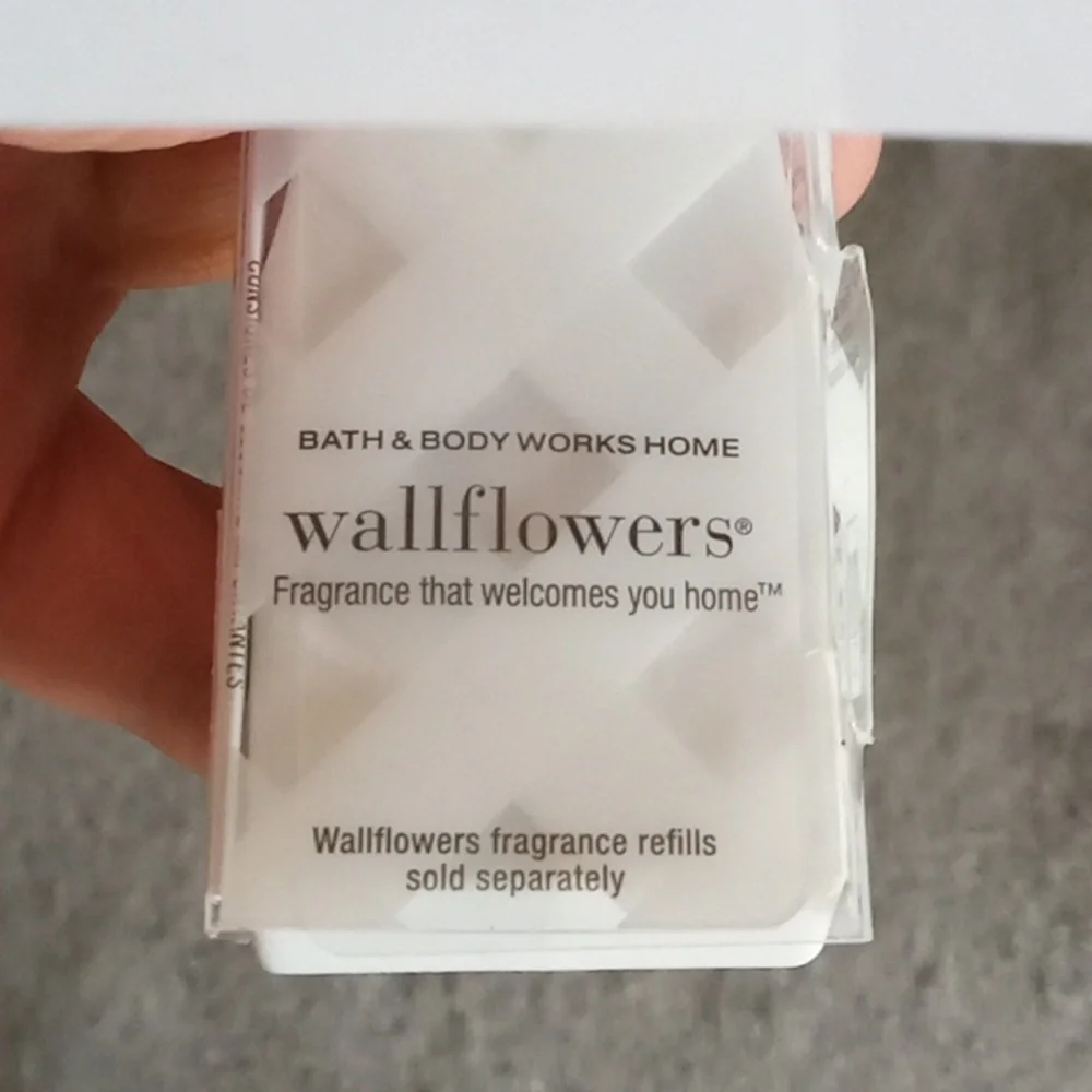 New Bath & Body Works 2023 Mrs Santa Wallflowers Fragrance Plug